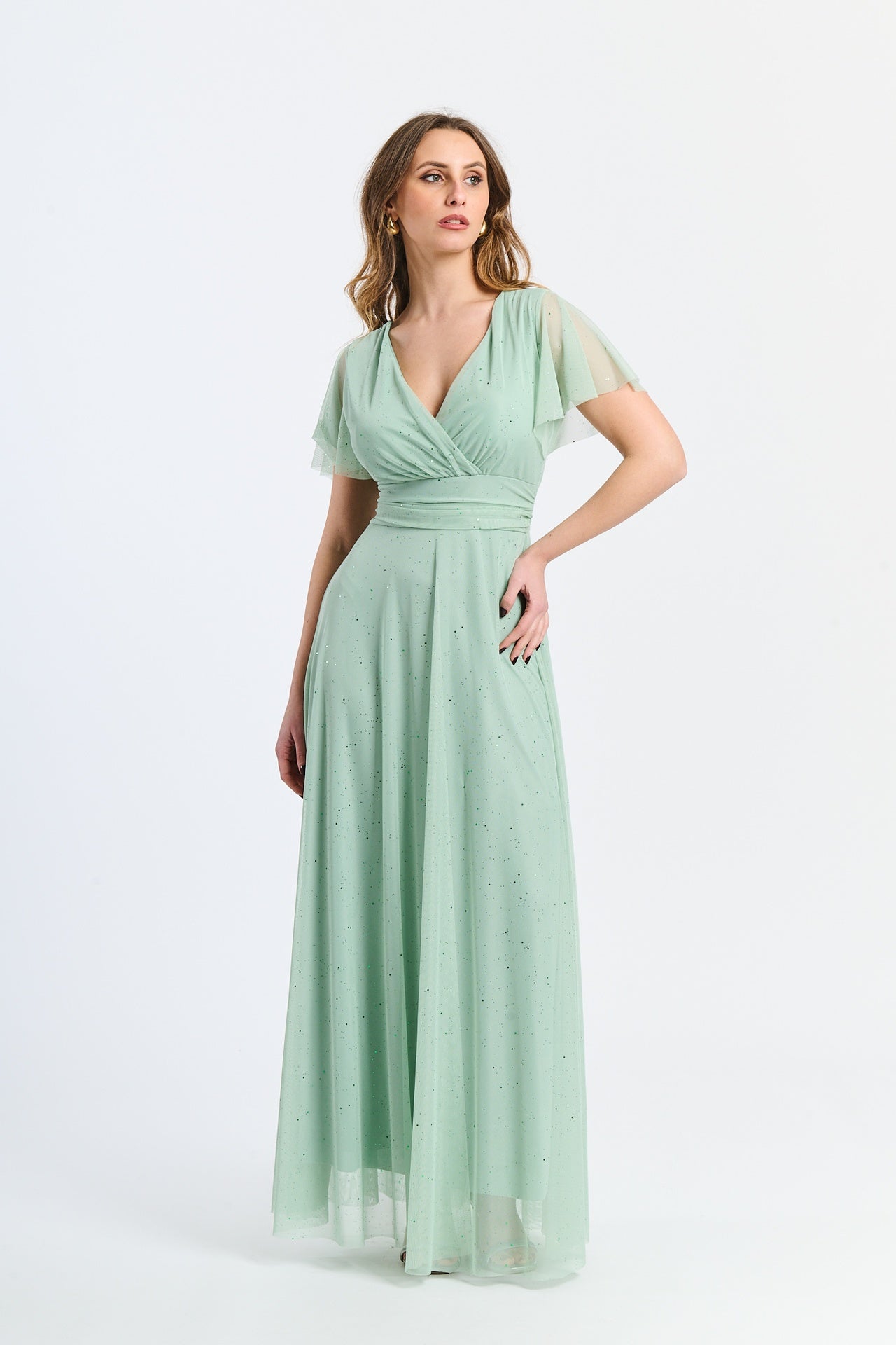 Lungo vestito salvia in tulle, design a V elegante