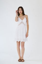 Maglietta bianca a maniche lunghe con strisce nere, un look casual e moderno.