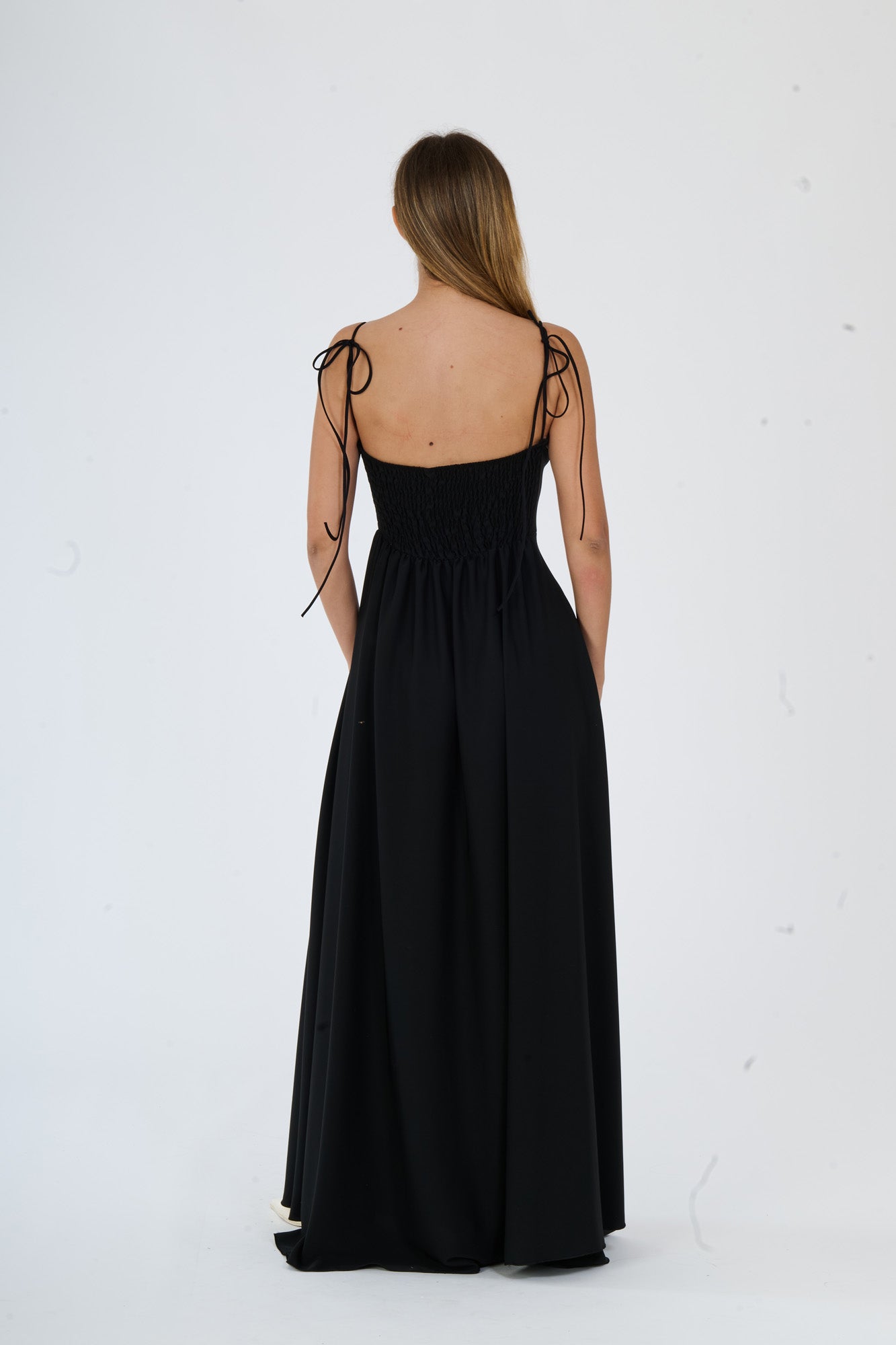 Lungo abito nero con design drammatico e scollo profondo, per uno stile affascinante.