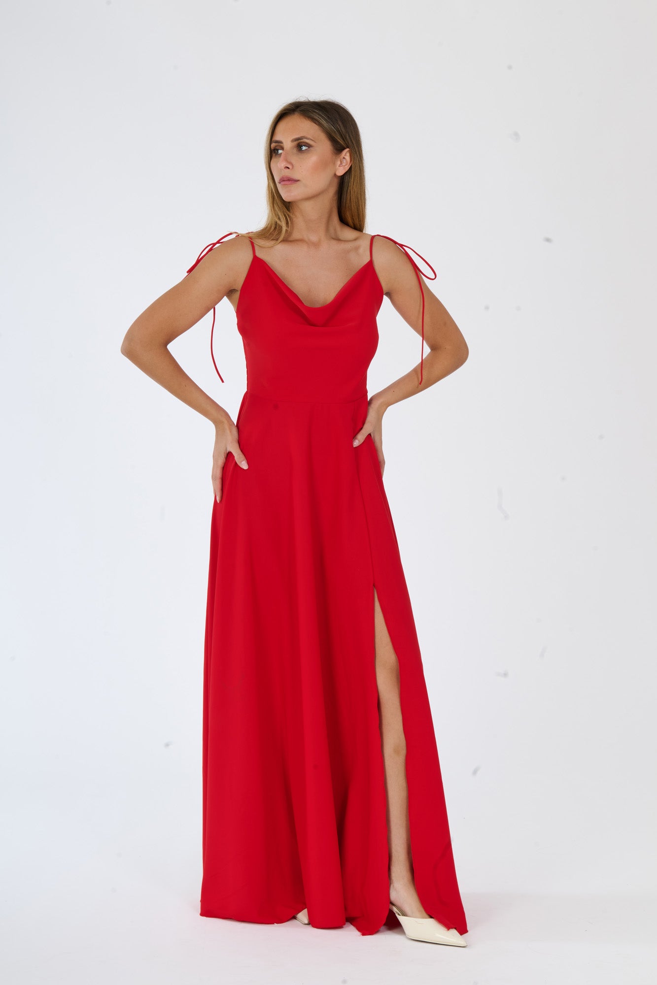 Abito da sera rosso intenso con silhouette allungata, ideale per occasioni formali e glamour.