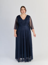 Maggiore abito formale navy, tulle leggero e maniche traslucide, eleganza nautica.