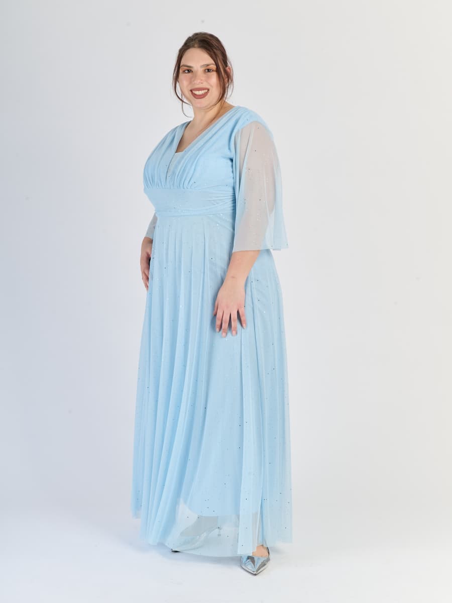 Maggiore abito formale azzurro, tulle leggero e maniche traslucide, regala eleganza in ogni movimento.