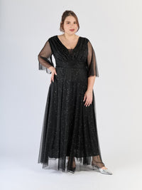 Maggiore abito formale nero, tulle leggero e maniche traslucide, eleganza nera