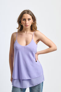 Maglia lilla a spalline constile soffice e suggestivo