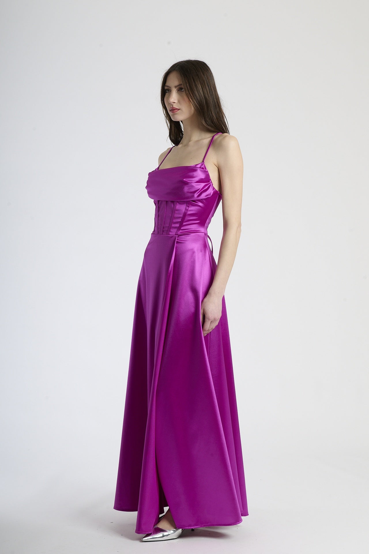 Moda affascinante: abito ciliegio in raso, silhouette slim con spalline sottili e colletto avvolgente.