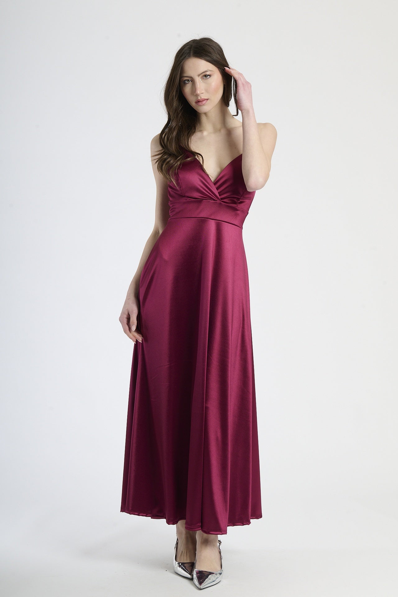 Moda affascinante: abito ciliegio in raso lustrante, design con scollatura a V e gonna ampia.