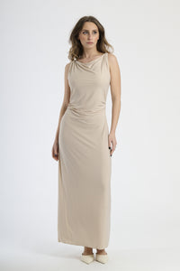 Moda donna: abito beige a maxi lunghezza, design senza spalline e colletto avvolgente.