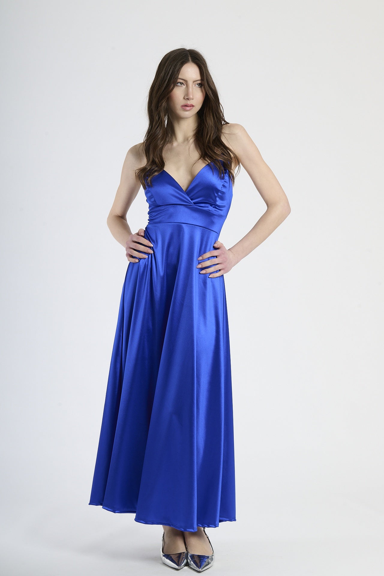 Moda donna: abito bluette in raso lustrante, design con scollatura a V e gonna ampia.