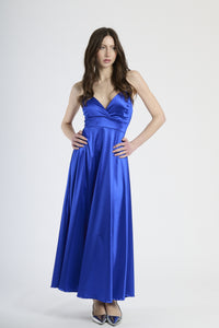 Moda donna: abito bluette in raso lustrante, design con scollatura a V e gonna ampia.