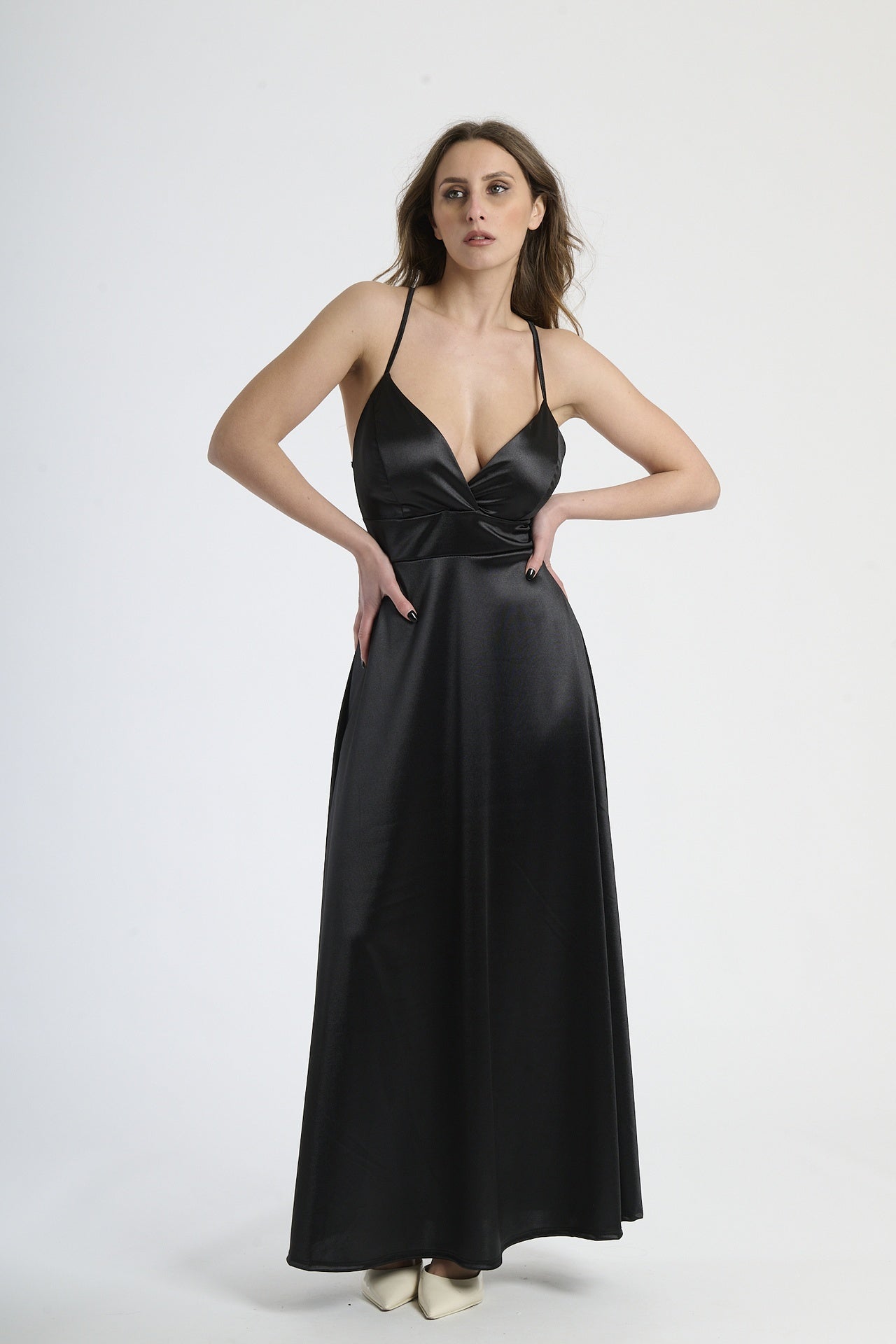 Moda elegante: abito nero in raso lustrante, design con scollatura a V e gonna ampia.