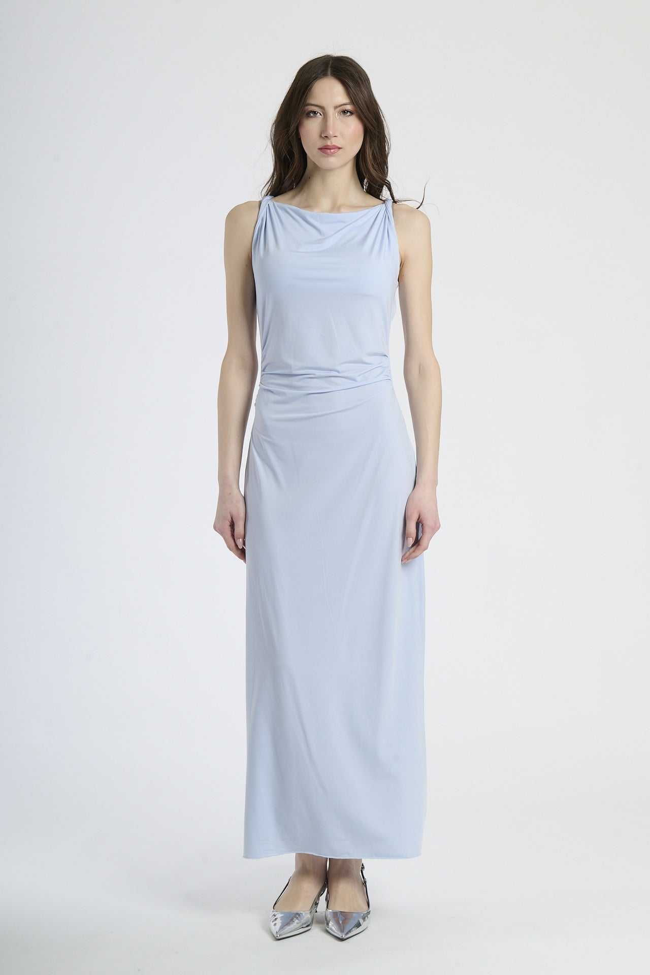 Moda femminile: abito azzurro a maxi lunghezza, design senza spalline e colletto avvolgente.