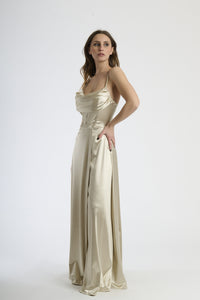 Moda femminile: abito beige in raso, silhouette elegante con spalline sottili e colletto drappato.