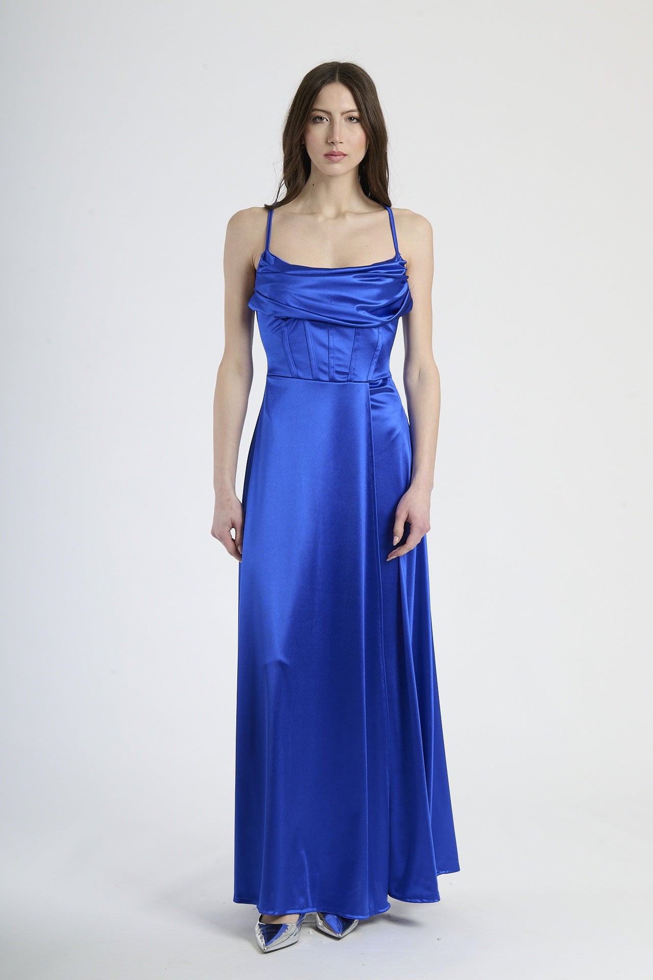 Moda femminile: abito bluette in raso, silhouette elegante con spalline sottili e colletto drappato.