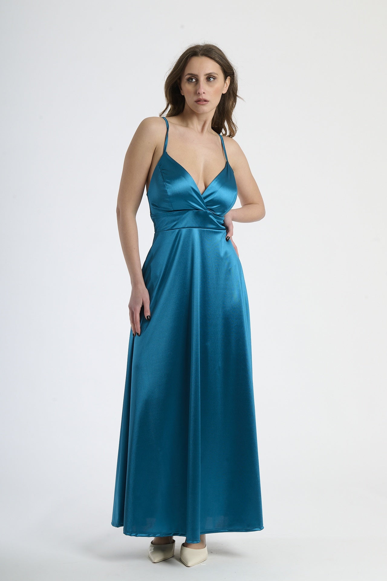 Moda femminile: abito ottanio in raso lustrante, design con scollatura a V e gonna ampia.