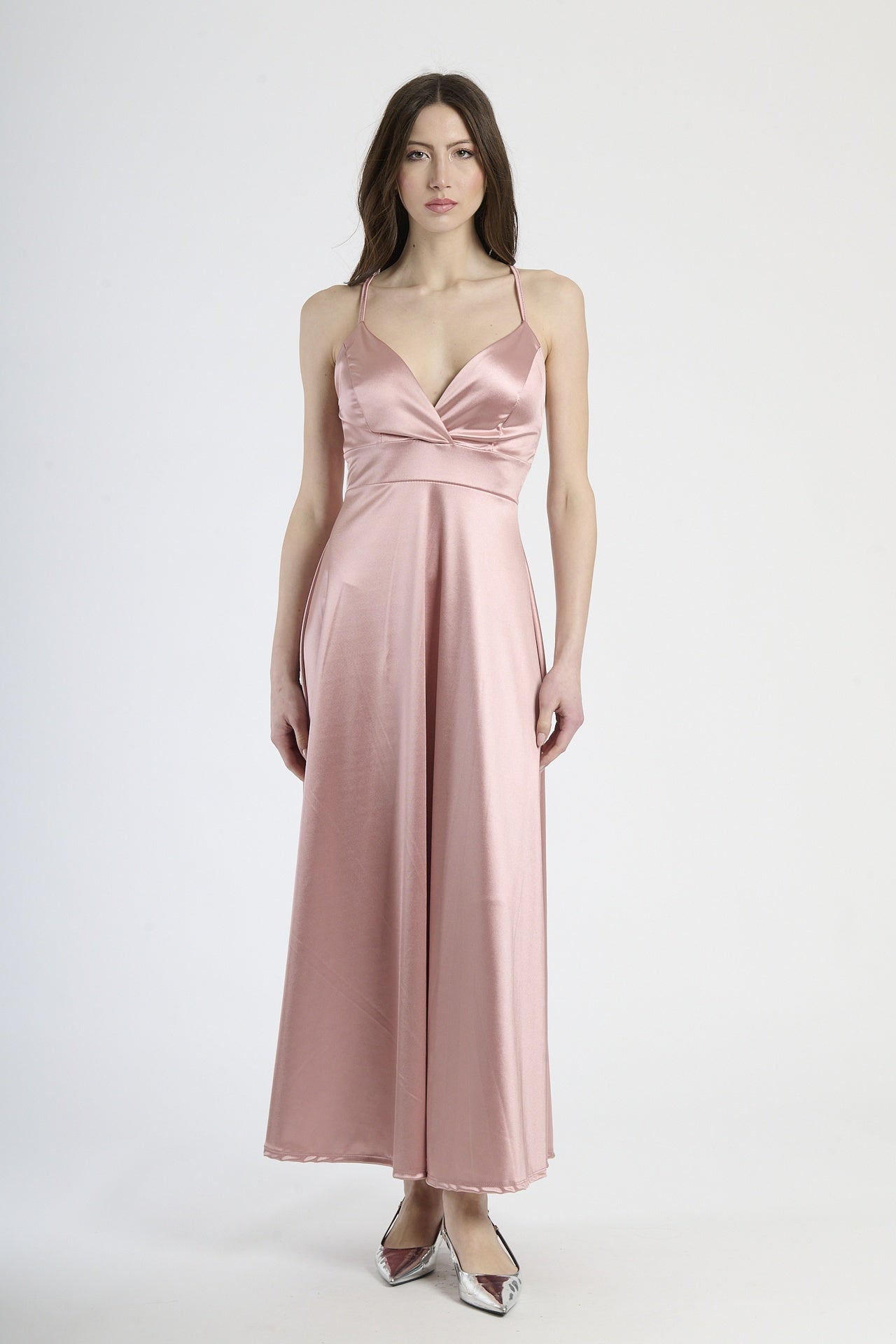 Moda femminile: abito rosa antico in raso lustrante, design con scollatura a V e gonna ampia.