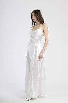 Moda raffinata: abito bianco in raso, silhouette slim con spalline sottili e colletto avvolgente.