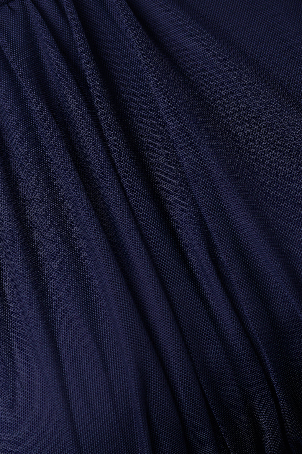 Abito da donna navy, collo alto a imbarcatura, gonna lunga, foulard in tulle, estetica elegante e timelesse.
