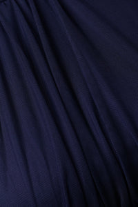 Abito da donna navy, collo alto a imbarcatura, gonna lunga, foulard in tulle, estetica elegante e timelesse.
