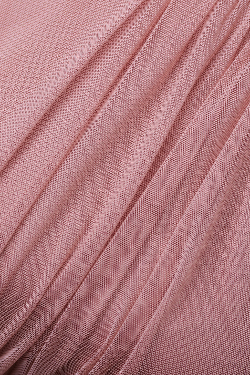 Modella con abito rosa a gonna lunga, collo a imbarcatura, foulard in tulle trasparente, outfit elegante per eventi speciali.