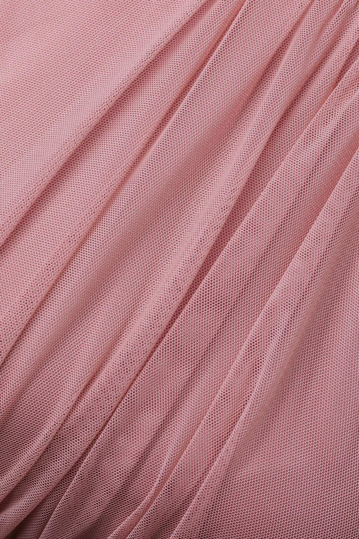 Modella con abito rosa a gonna lunga, collo a imbarcatura, foulard in tulle trasparente, outfit elegante per eventi speciali.