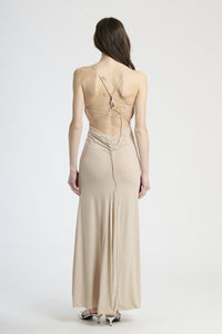 Modella in abito beige lungo, stile classico per occasioni formali