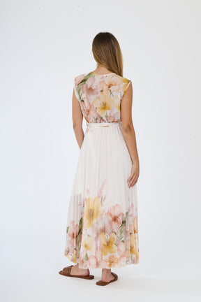 Modella in abito maxi Giallo con motivi floreali, scollatura a V, maniche nude e fascia tie - waist