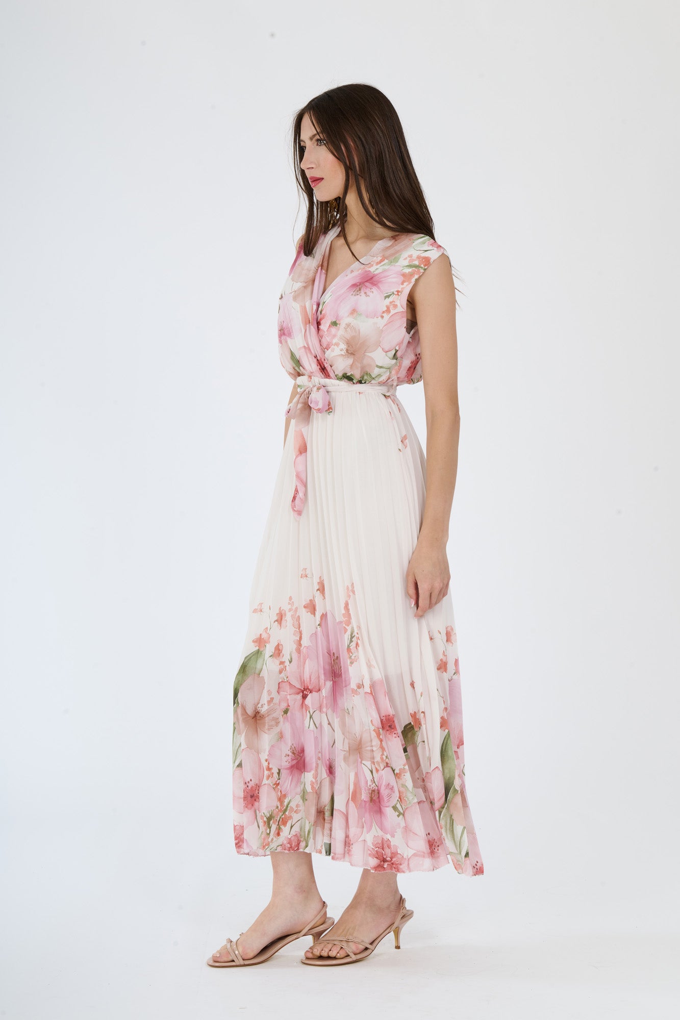 Modella in abito maxi Rosa con motivi floreali, scollatura a V, maniche nude e fascia tie - waist