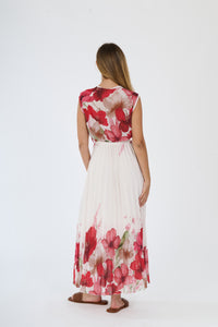 Modella in abito maxi Rosso con motivi floreali, scollatura a V, maniche nude e fascia tie - waist