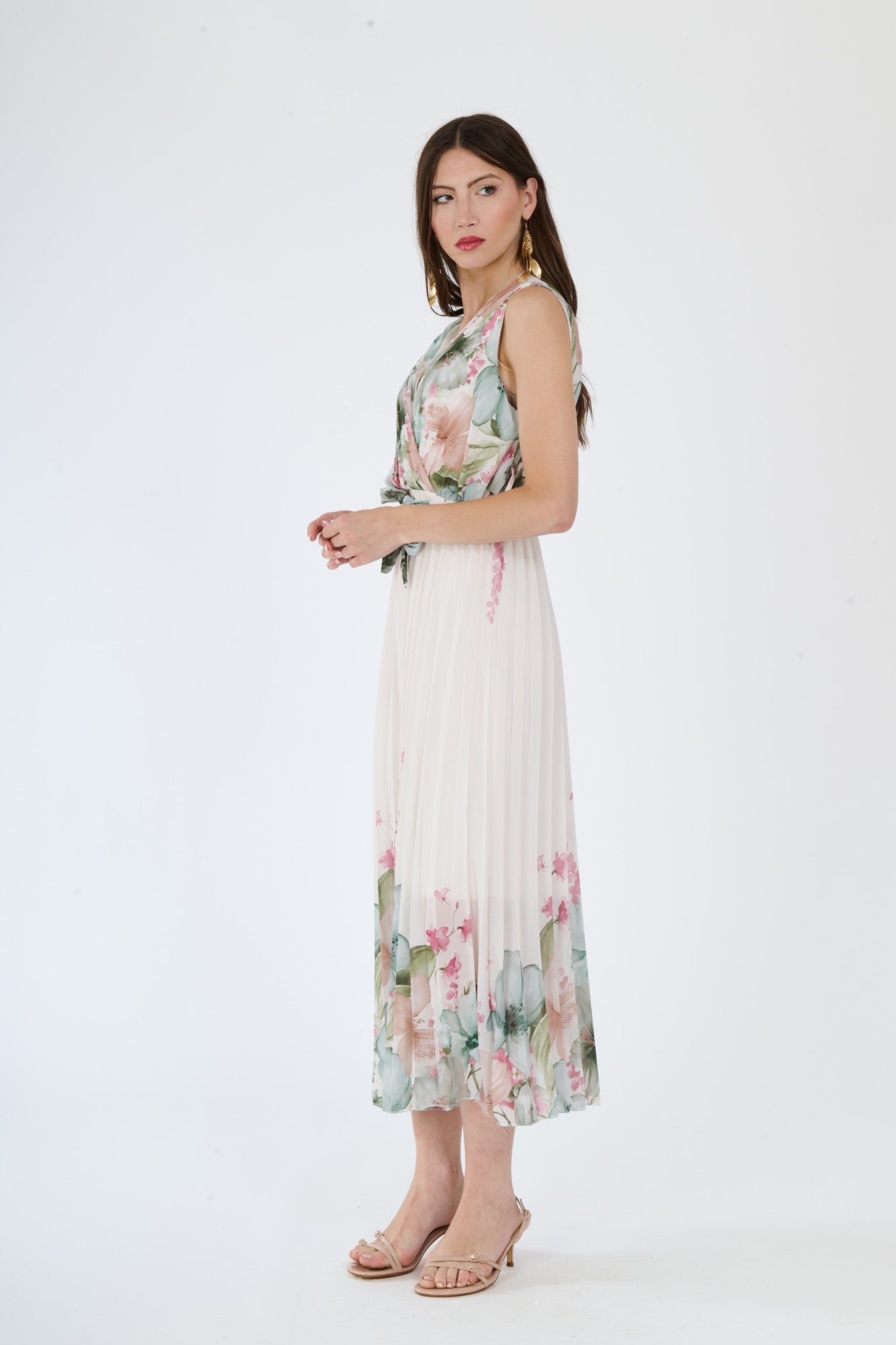 Modella in abito maxi Salvia con motivi floreali, scollatura a V, maniche nude e fascia tie - waist