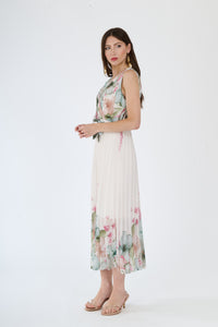 Modella in abito maxi Salvia con motivi floreali, scollatura a V, maniche nude e fascia tie - waist