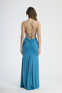 Modella in abito ottanio lungo, stile futuristico per serate di gala.