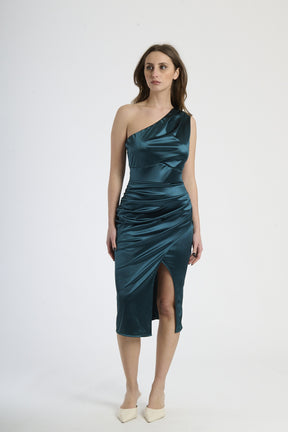Modella in abito verde.S con plissé, stile delicato per eventi all’aperto.