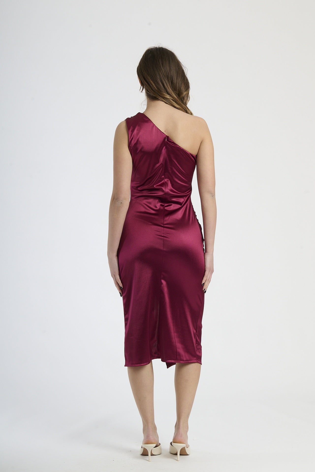 Modella in abito vino con plissé, stile seducente ed affascinante per serate notturne.