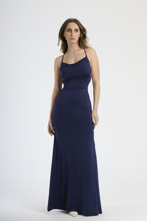 Modella indossa abito navy lungo, stile preppy per serate formali.