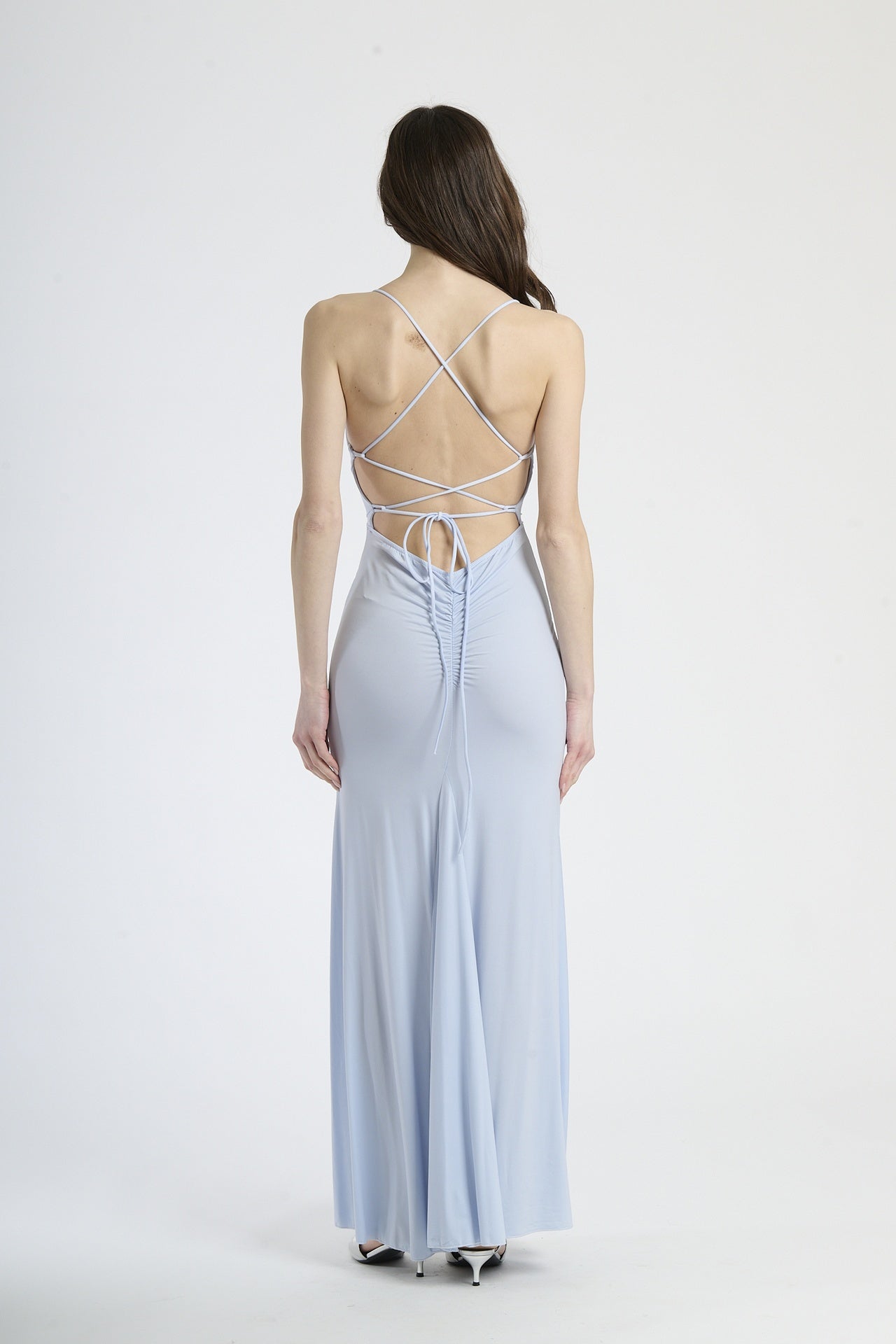 Modella indossa abito azzurro lungo, stile romantico per serate estive.