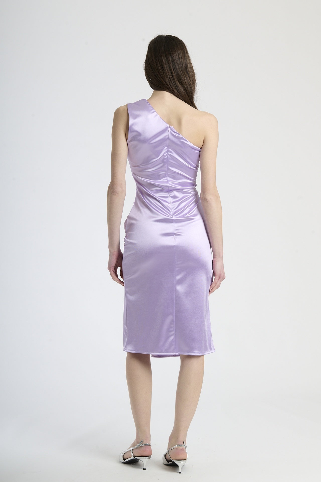 Modella indossa abito lilla con plissé, stile affascinante per serate dal sapore fantastico.