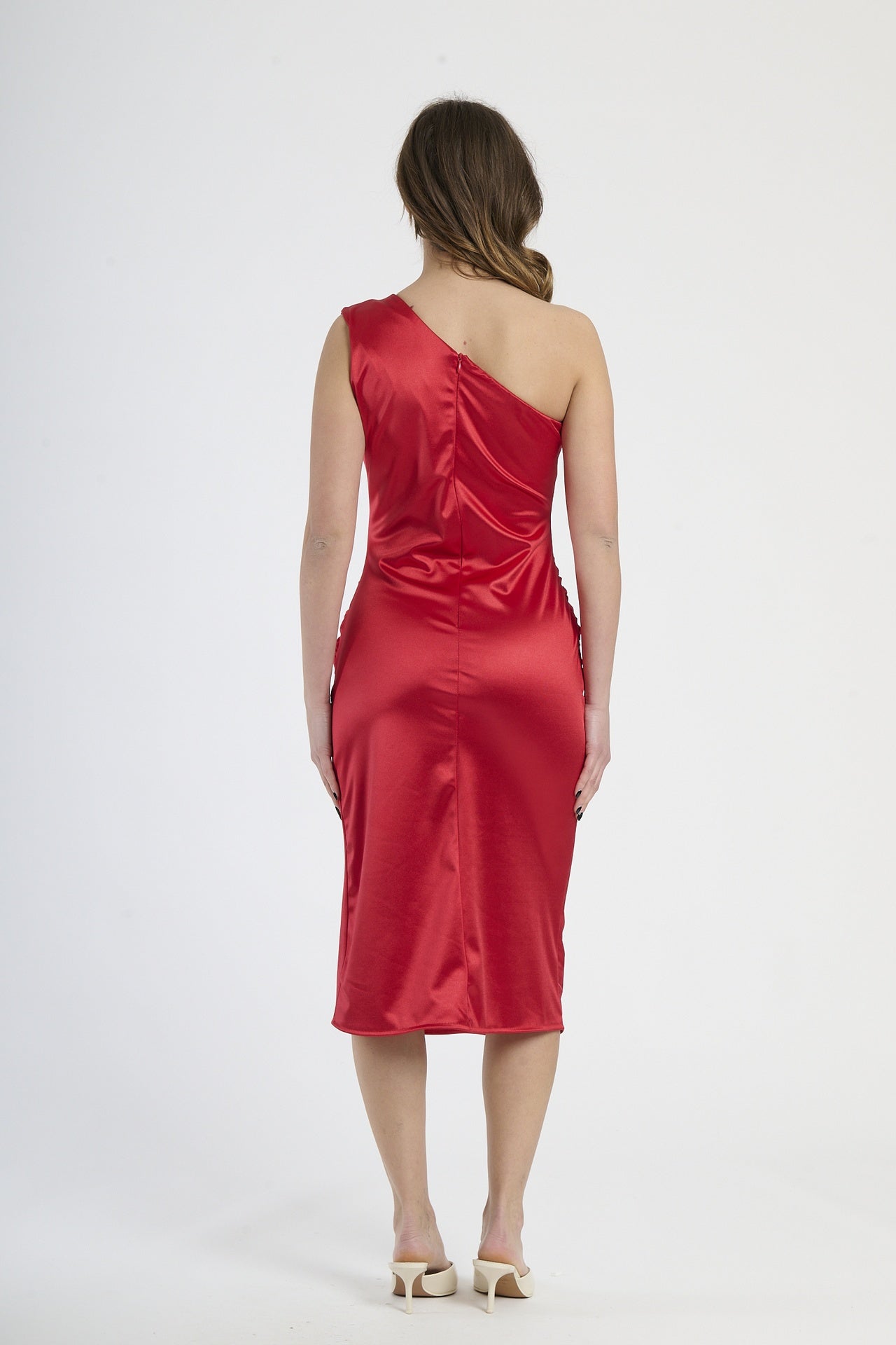 Modella indossa abito rosso con plissé, stile audace per serate glamour.