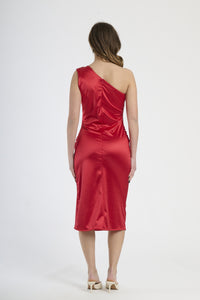 Modella indossa abito rosso con plissé, stile audace per serate glamour.