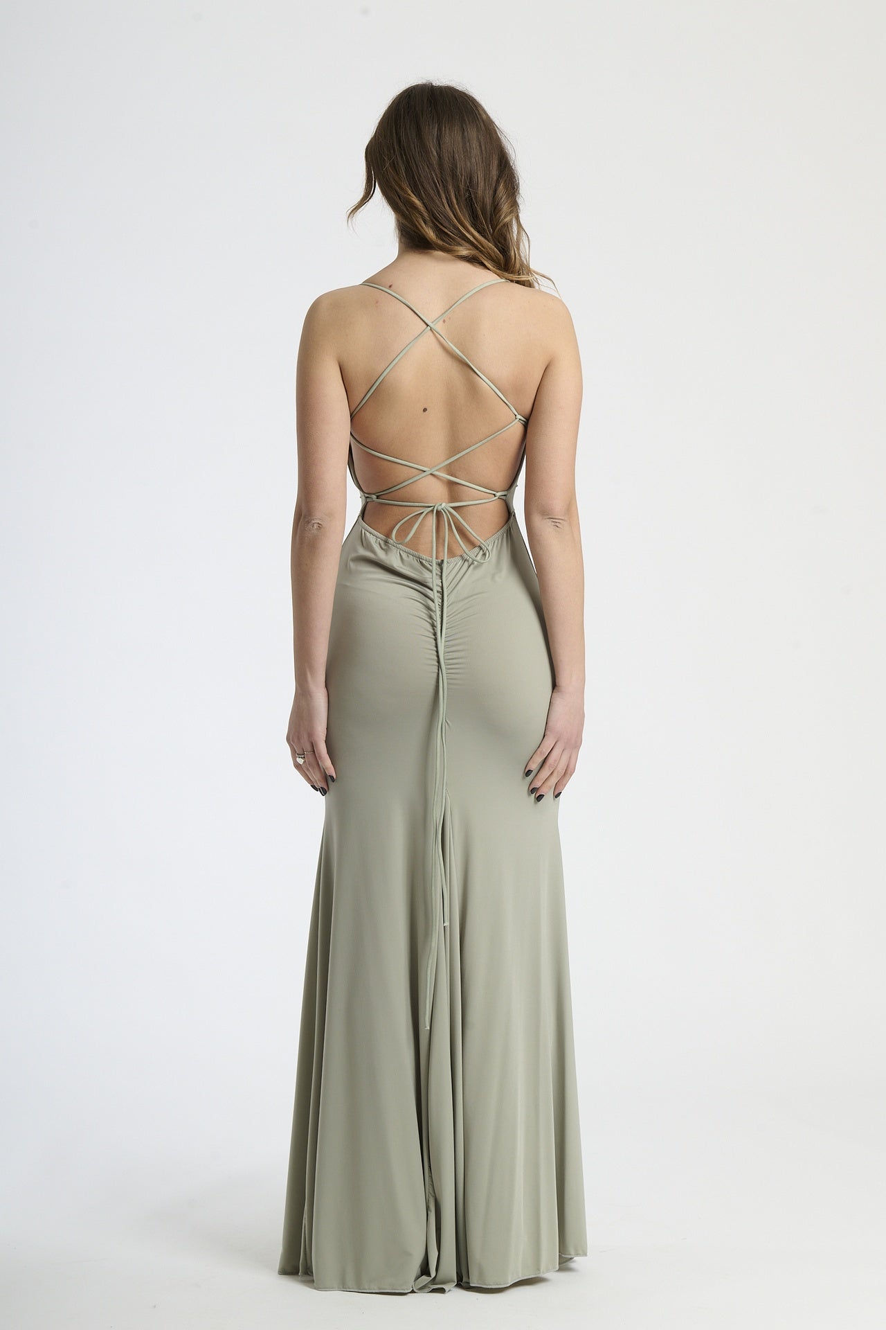  Modella indossa abito salvia lungo, stile delicato per eventi all’aperto.