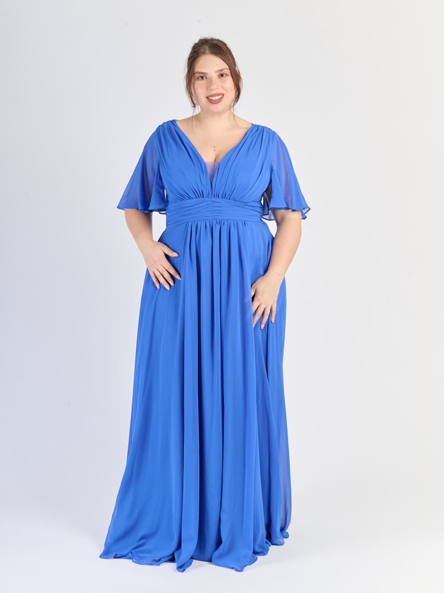 Modello di abito plus size Bluette in raso con finitura ruvida e design avvolgente