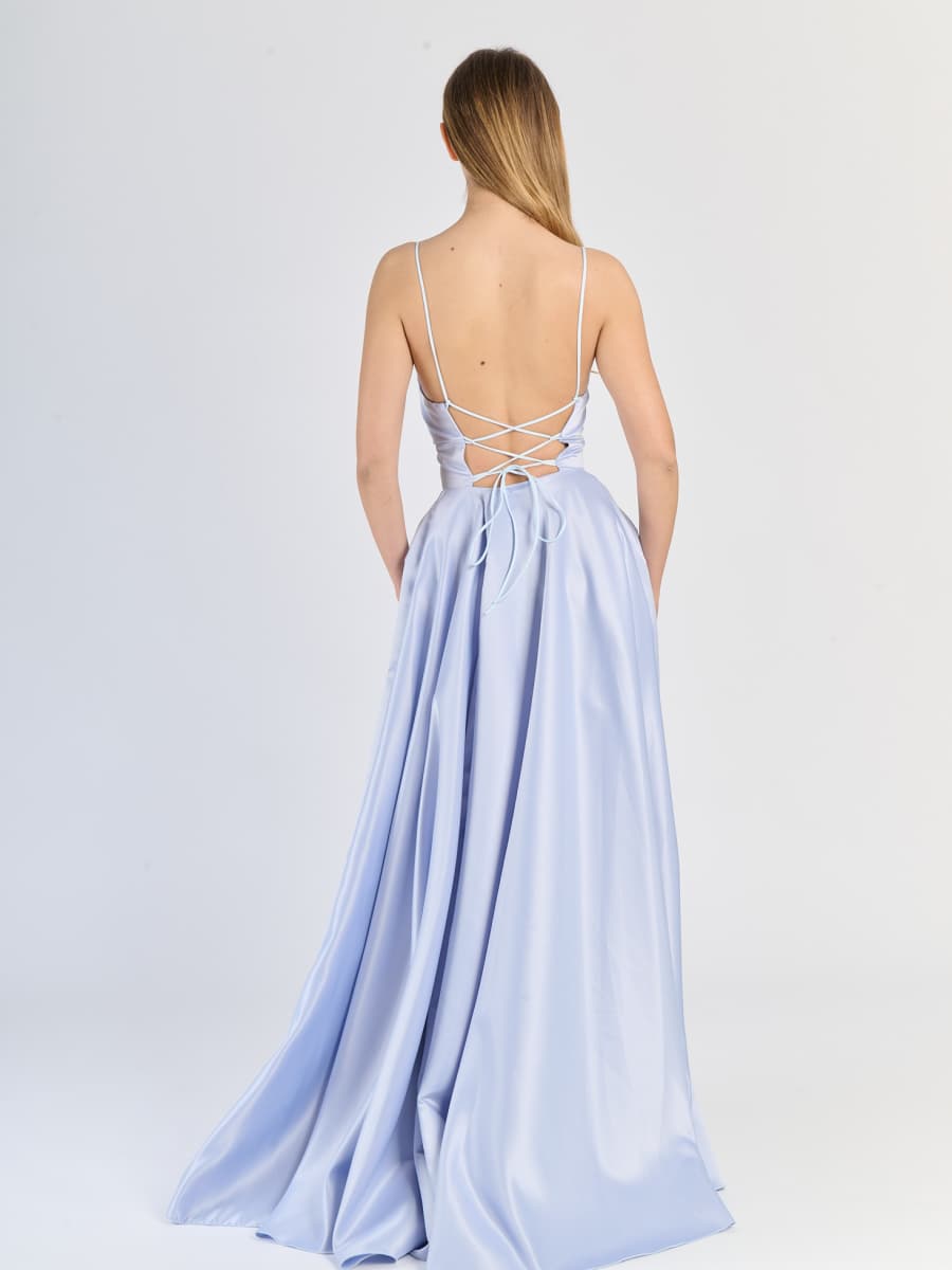 Modello di abito Celeste in raso lucido con silhouette avvolgente