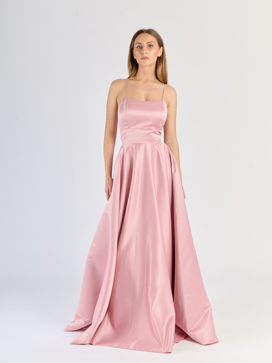 Modello di abito Rosa in raso opaco con silhouette dritta