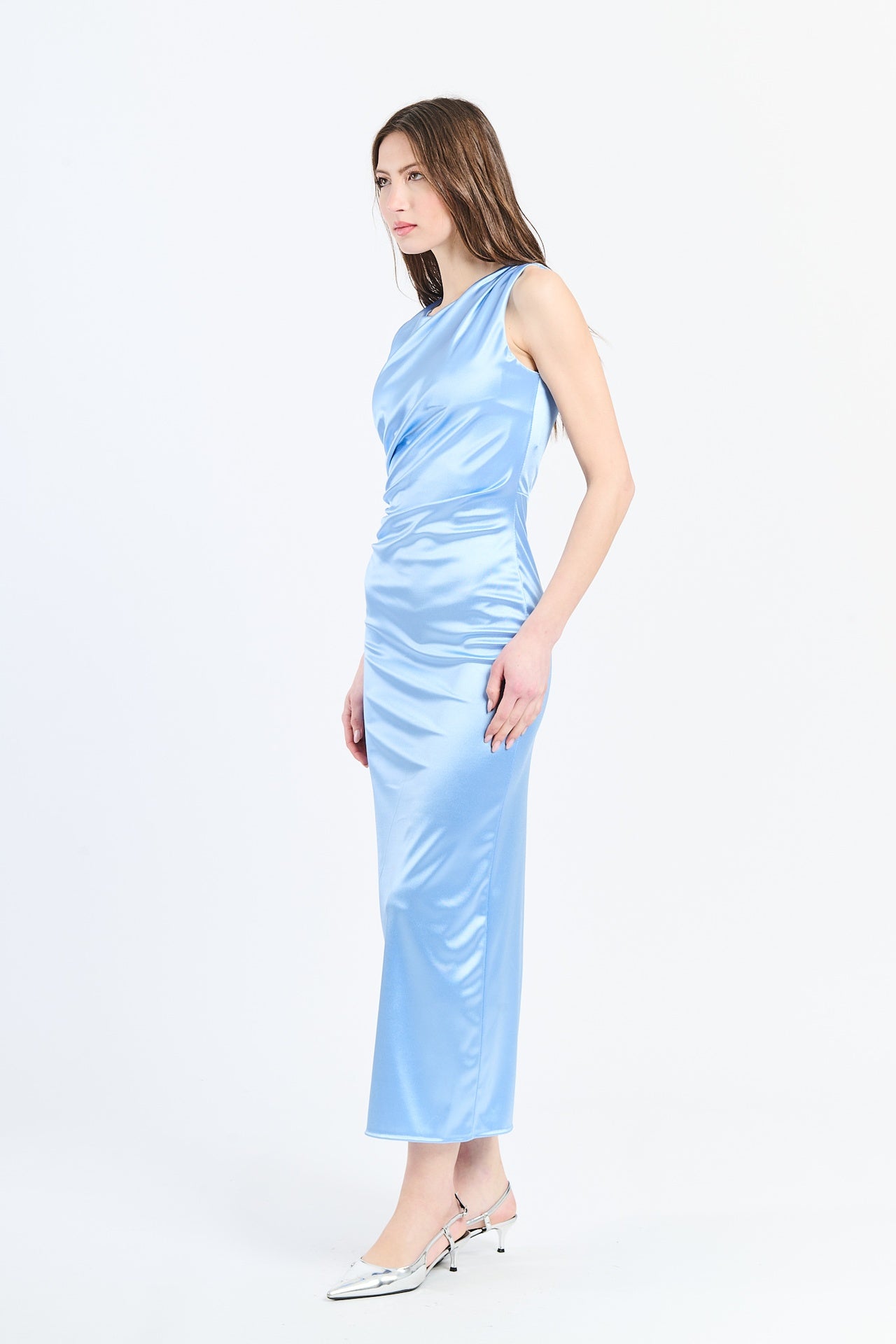  Modello di abito azzurro in raso con gonna dritta e finitura luminosa