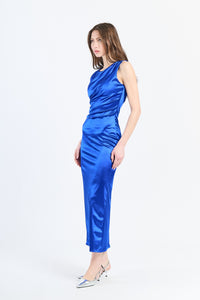 Modello di abito bluette in raso con finitura ruvida e design avvolgente