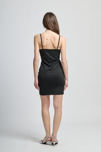 Modello di abito corto nero con spalline sottili e motivo a strisce luminose