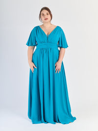 Modello di abito plus size Verde acqua in tessuto leggero e silhouette avvolgente