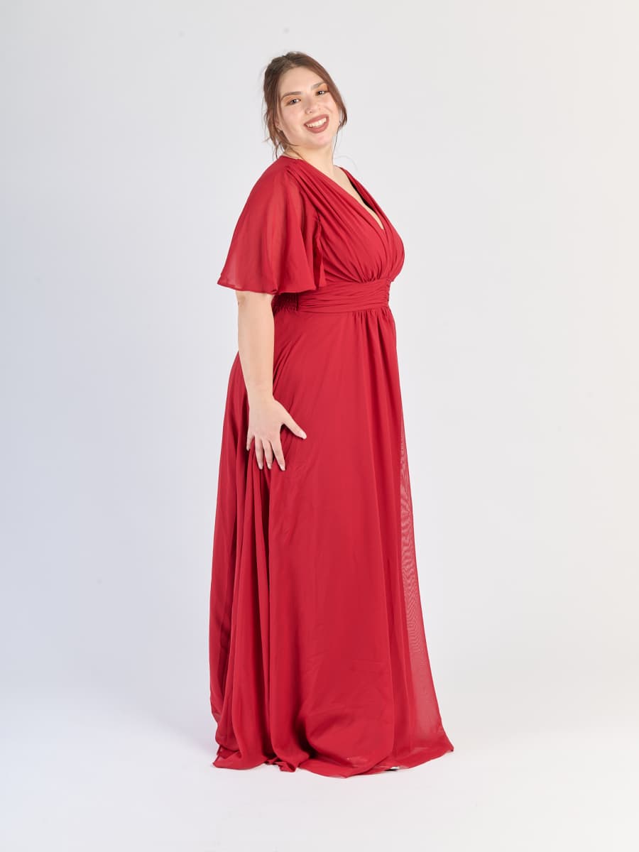 Modello di abito plus size Bordo in raso con silhouette dritta e finitura ruvida