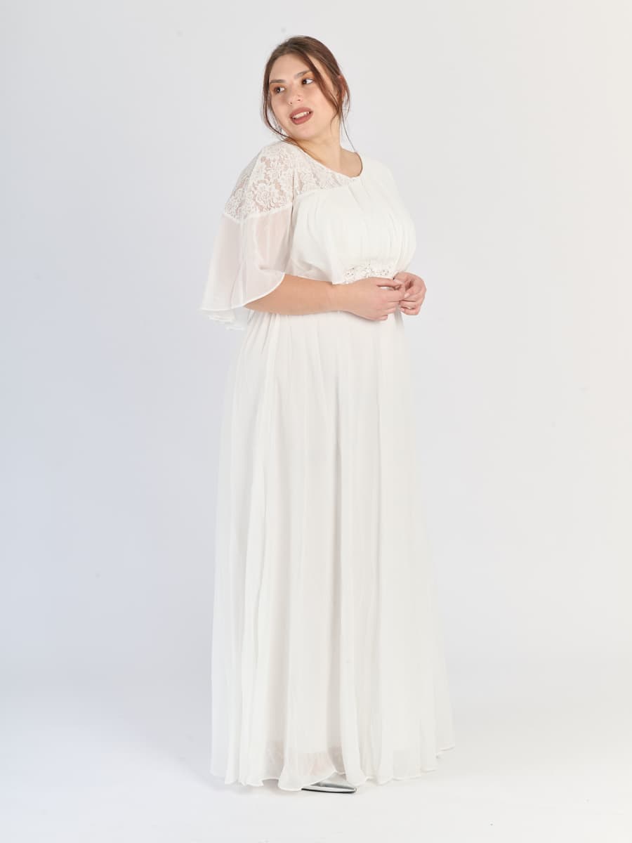 Modello di abito plus size Bianco in chiffon con silhouette avvolgente