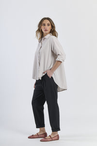 Modello in camicia beige a righe, abito comodo e moderno