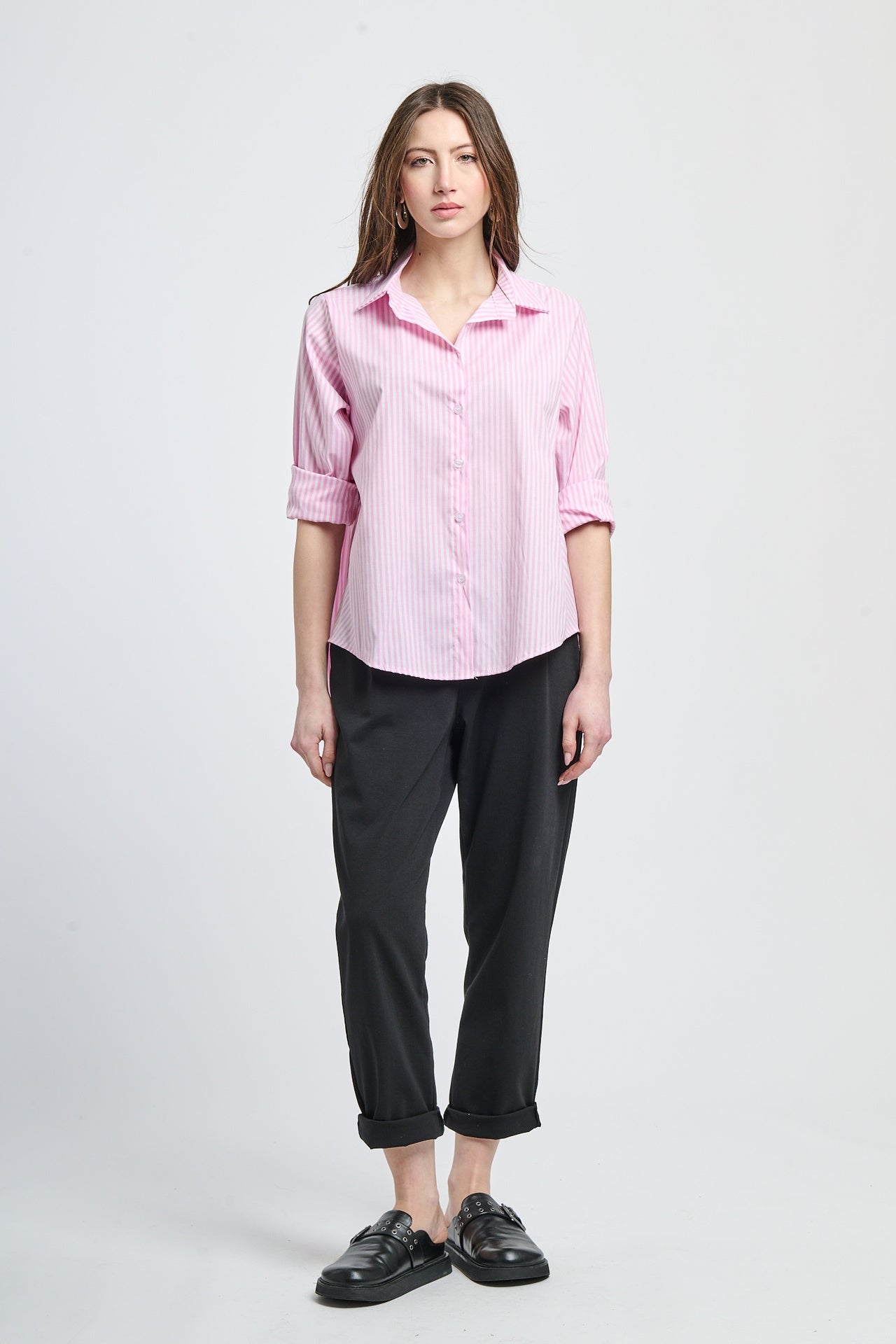Modello in camicia rosa a righe, abito leggero e accattivante